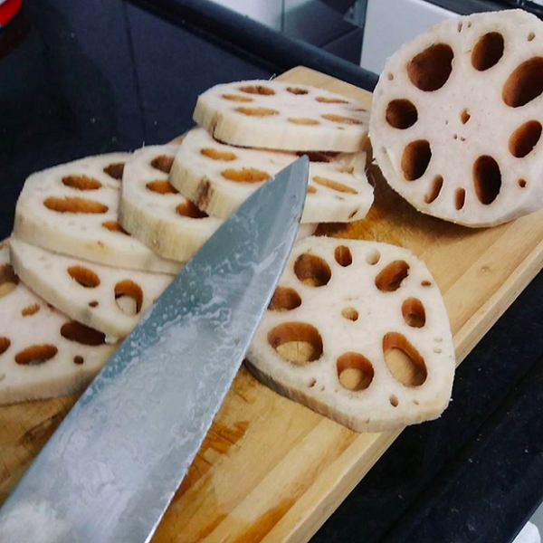 Củ sen được dùng rất nhiều trong ẩm thực Nhật, Trung và Thái. Nó có hương vị rất thơm và giòn, đồng thời sở hữu rất nhiều vitamin và axit amin. Tuy nhiên, loại rau củ này lại bị coi là "cá nóc của thực vật" vì nó rất độc hại nếu như không được nấu nướng đúng cách.