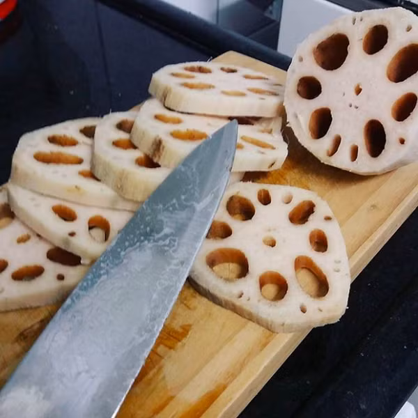 Củ sen được dùng rất nhiều trong ẩm thực Nhật, Trung và Thái. Nó có hương vị rất thơm và giòn, đồng thời sở hữu rất nhiều vitamin và axit amin. Tuy nhiên, loại rau củ này lại bị coi là "cá nóc của thực vật" vì nó rất độc hại nếu như không được nấu nướng đúng cách.