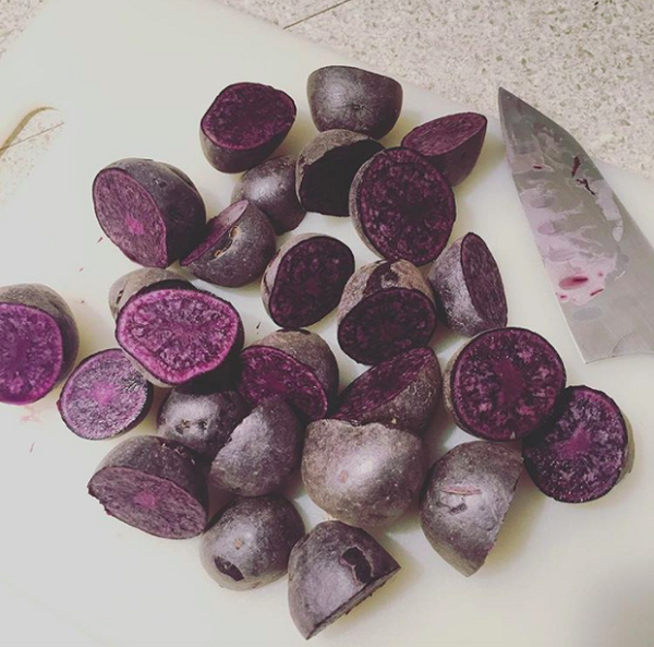 Khoai lang màu tím là một họ hàng xa của khoai lang, có xuất xứ từ Nam Mỹ, cụ thể là các nước Peru và Colombia. Khoai lang tím thuộc loài thân thảo dạng dây leo sống lâu năm, có lá mọc so le hình trái tim hay xẻ thùy chân vịt.