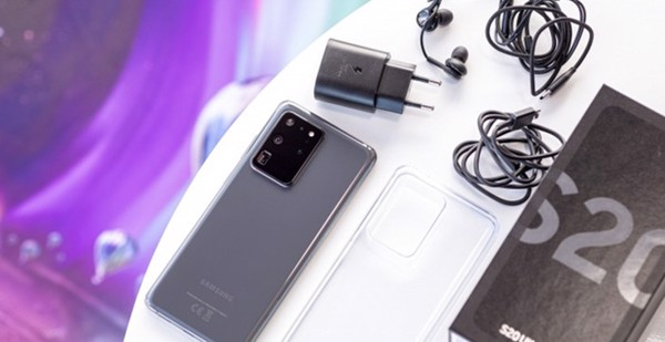 Trên thực tế, thông tin Samsung bỏ củ sạc theo máy đã xuất hiện từ hồi tháng 7, một thời gian ngắn sau khi nhiều nguồn tin tiết lộ Apple sẽ không bán kèm củ sạc với series iPhone 12 nữa