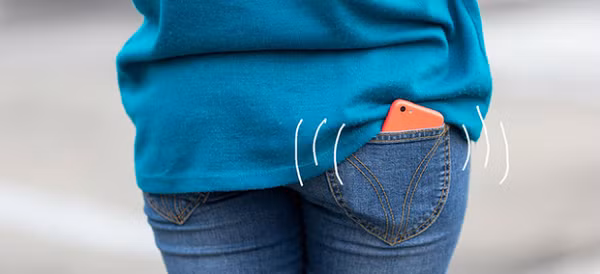  Hội chứng "Điện thoại ma" là một cảm giác được tạo ra từ tâm lý người dùng điện thoại khi cảm thấy có tín hiệu rung và muốn mở ra kiểm tra xem có thông báo gì mới. Thế nhưng, điều lạ kỳ nằm ở việc... chẳng có gì xảy ra cả, không cuộc gọi nhỡ, không tin nhắn mới, không gì hết, tất cả chỉ là một cảm giác sai lệch và hư ảo.