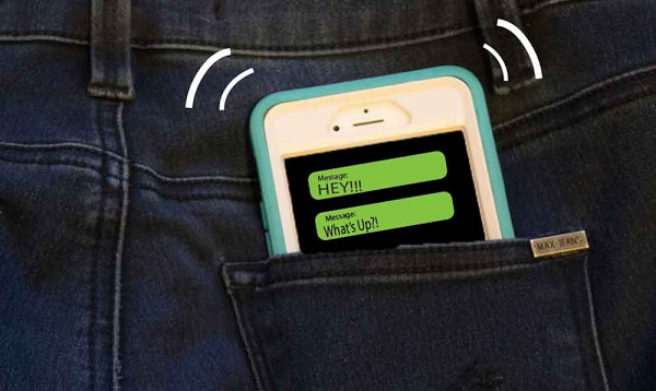 Ông Larry Rosen, giáo sư tâm lý của trường đại học bang California, Mỹ đồng thời cũng là tác giả của quyển sách về công nghệ mang tên iDisorder đã nhận xét rằng rất nhiều người sờ vào túi cả ngày vì cảm thấy điện thoại đang rung. Tuy nhiên đó chỉ là ảo giác đồng thời là dấu hiệu của nghiện sử dụng điện thoại.