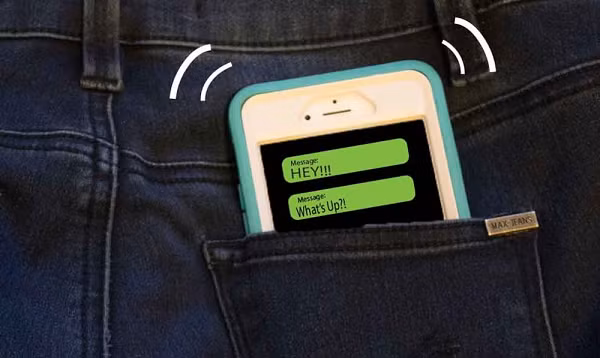 Ông Larry Rosen, giáo sư tâm lý của trường đại học bang California, Mỹ đồng thời cũng là tác giả của quyển sách về công nghệ mang tên iDisorder đã nhận xét rằng rất nhiều người sờ vào túi cả ngày vì cảm thấy điện thoại đang rung. Tuy nhiên đó chỉ là ảo giác đồng thời là dấu hiệu của nghiện sử dụng điện thoại.