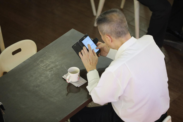 Hội chứng "Ngón cái nhắn tin" là hội chứng khiến người ta cảm thấy đau đớn, khó chịu do động tác nhấn và quẹt màn hình quá nhiều, gây chuột rút ngón cái và phần dưới bàn tay. Thậm chí, có trường hợp nặng đến mức cần phải phẫu thuật.