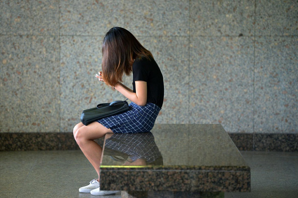 Tư thế cúi xuống khi sử dụng điện thoại không chỉ khiến bạn mọc sừng, mà còn gây hậu quả xấu cho lưng và cổ nữa. Hậu quả điển hình nhất chính là hội chứng "cổ tin nhắn" -