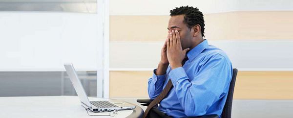 Hội chứng mắt máy tính (Computer vision syndrome) xảy ra khi nhìn vào màn hình điện tử trong thời gian quá dài - dù là máy tính, điện thoại hay tablet - mắt sẽ dễ cảm thấy mệt mỏi và gây ra một số vấn đề về thị lực.