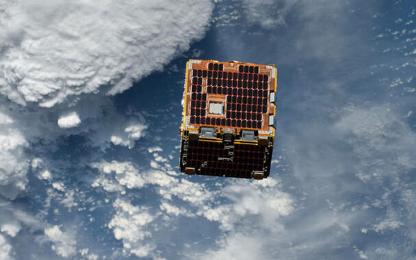 Takao Doi, phi hành gia Nhật Bản kiêm giáo sư ở Đại học Kyoto, cho biết lợi thế của vệ tinh gỗ là nếu rơi khỏi quỹ đạo và bốc cháy trong quá trình hồi quyển, nó sẽ không giải phóng nhiều hạt có hại như vệ tinh kim loại.