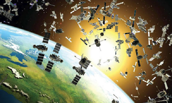 Rác thải có thể rơi trở lại Trái Đất, gây nguy hiểm cho con người và các loài vật khác. Năm 1997, một phụ nữ đã bị thương khi một mảnh kim loại từ trên trời rơi trúng vai. Theo các nhà khoa học tại NASA, đó có thể là một mảnh tên lửa tách ra. Dù đây là trường hợp duy nhất đến nay rác thải vũ trụ rơi xuống gây thương tích cho con người, nhưng vẫn còn nhiều vật thể nguy hiểm khác có thể lao xuống Trái Đất.