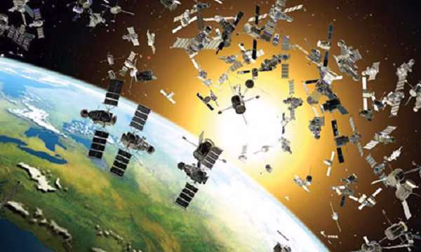 Rác thải có thể rơi trở lại Trái Đất, gây nguy hiểm cho con người và các loài vật khác. Năm 1997, một phụ nữ đã bị thương khi một mảnh kim loại từ trên trời rơi trúng vai. Theo các nhà khoa học tại NASA, đó có thể là một mảnh tên lửa tách ra. Dù đây là trường hợp duy nhất đến nay rác thải vũ trụ rơi xuống gây thương tích cho con người, nhưng vẫn còn nhiều vật thể nguy hiểm khác có thể lao xuống Trái Đất.