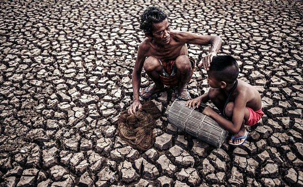 “Nếu mực nước ở khu vực phía bắc hồ bị giảm xuống 2 - 3m việc cập bến các cảng Rotterdam, Hamburg và London sẽ gặp nhiều trở ngại. Các tàu cá và những container hàng sẽ mắc kẹt và những nơi ở khu vực này sẽ bị ảnh hưởng rất lớn về mặt kinh tế giao thương. Đó là trong trường hợp ít xấu nhất, khi mực nước giảm 9m.”