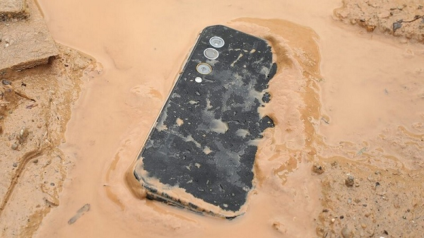 Blackview BL6000 5G sử dụng chip MediaTek Dimensity 800 kèm RAM 8GB, ROM 256 GB. Màn hình của máy là 6,36 inch, độ phân giải FHD +. Camera trước là 16MP còn ở phía sau là 3 camera, với camera chính của Sony IMX582 48MP. Dung lượng Pin của máy là 5.280 mAh.