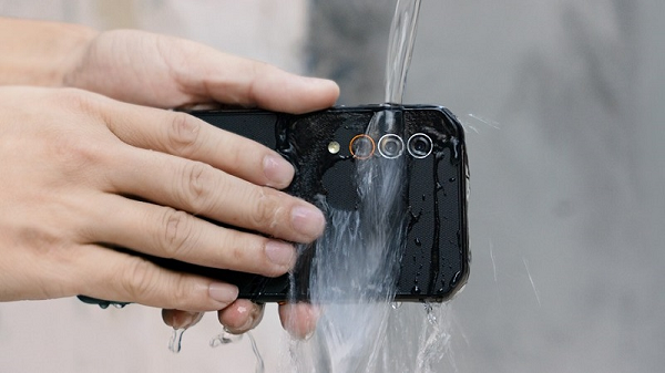 Điện thoại BL6000 Pro 5G đạt chuẩn IP68 và cũng đáp ứng các yêu cầu của chuẩn IP69K. Do đó, với áp lực nước có thể phá huỷ hầu hết những chiếc điện thoại hiện tại (kể cả các thiết bị đạt chuẩn IP68) cũng không là "xi nhê" gì với BL6000 Pro 5G.