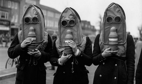 Đảo Miyake-Jima còn được gọi là "Hòn đảo chết" và nhiều người không bao giờ muốn đặt chân tới vì sự khắc nghiệt của nó. Trên hòn đảo, ngọn núi lửa Oyama vẫn đang hoạt động với tần suất bùng nổ vài năm một lần.