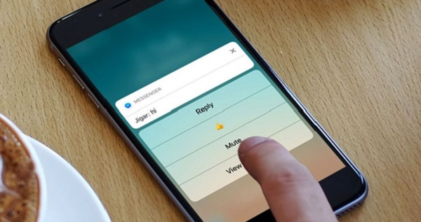 Để thực hiện trả lời tin nhắn không cần mở khóa trên iPhone, bạn chỉ cần kéo xuống khay ứng dụng thông báo, giữ nhẹ thông báo tin nhắn muốn trả lời và trượt sang bên trái bạn sẽ thấy một tùy chọn trả lời hiện ra.