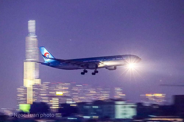 Lịch trình của chuyến bay như sau: chuyến bay số hiệu KE684 đã đáp ở Seoul (Hàn Quốc) vào lúc 3h55 phút rạng sáng ngày 13/12. Sau đó, linh cữu cố nghệ sĩ Chí Tài được di chuyển sang chuyến bay số hiệu KE17, lúc 8h30 sáng (theo giờ Việt Nam) sẽ tiếp tục khởi hành và lần này bay thẳng từ Hàn Quốc đến Mỹ.