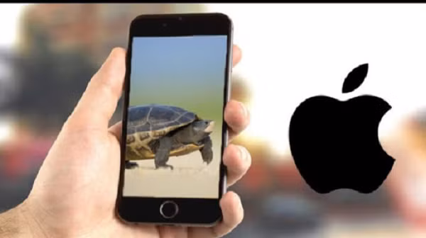 Apple giải thích rằng, họ làm vậy để tránh thiết bị tắt đột ngột do pin "chai" và "đem lại trải nghiệm tốt cho khách hàng, bao gồm hiệu suất tổng thể và kéo dài tuổi thọ của thiết bị". Dù vậy, hãng vẫn liên tục bị chỉ trích.