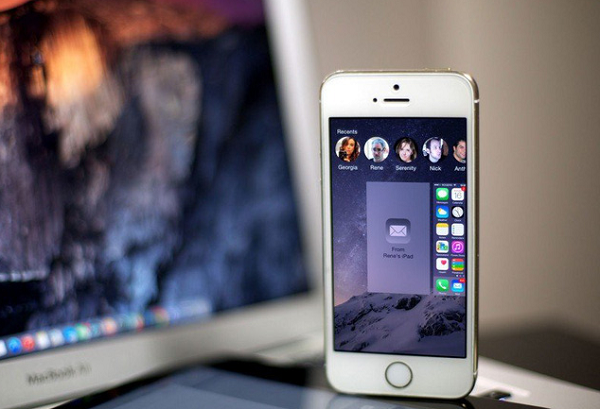 Từ cuối năm 2017, Apple bị phát hiện cố tình hạ hiệu năng của iPhone đời cũ như iPhone 6, 6s và SE khi những máy này được nâng cấp lên iOS 10.2.1 và iPhone 7 khi chuyển sang iOS 11.2.