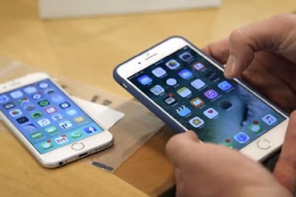 Trước đó ở Mỹ, Apple cũng đã phải đối mặt với một vụ kiện dẫn đến thỏa thuận dàn xếp trị giá lên tới 500 triệu USD. Vào thời điểm đó, có nhiều cáo buộc rằng Apple đã thực hiện một số thủ thuật về cập nhật phần mềm để khiến người dùng mua các mẫu máy đã cập nhật.