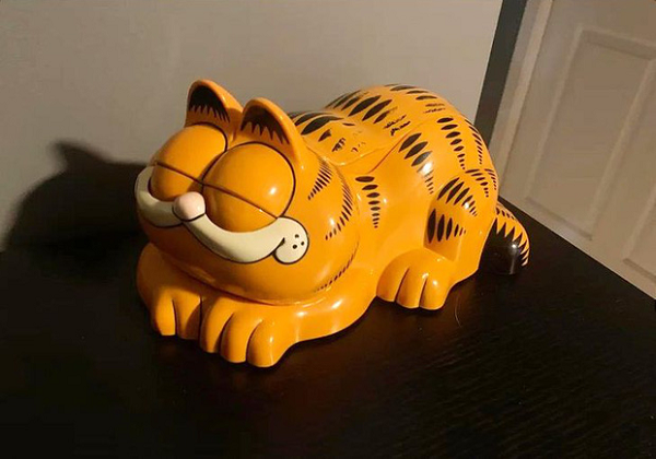 Điều thú vị là khi bạn nhấc điện thoại lên, Garfield sẽ mở mắt, còn khi bạn không sử dụng điện thoại nữa mà đặt nó xuống thì chú mèo sẽ nhắm mắt lại.