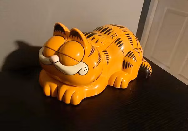 Điều thú vị là khi bạn nhấc điện thoại lên, Garfield sẽ mở mắt, còn khi bạn không sử dụng điện thoại nữa mà đặt nó xuống thì chú mèo sẽ nhắm mắt lại.