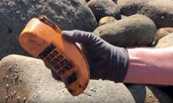 Cả Ar Viltansou và giới chức địa phương đều khẳng định họ sẽ tiếp tục nhặt sạch điện thoại Garfield dạt vào bờ biển.