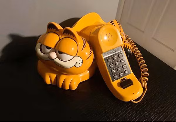 Khi những chiếc điện thoại thông minh hiện đại chưa trở nên phổ biến, điện thoại bàn với hình chú mèo Garfield là niềm mơ ước của rất nhiều người.