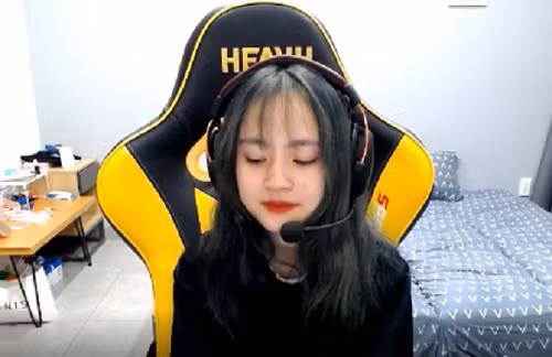 Cuối cùng nữ streamer trong clip cũng đã chính thức lên tiếng, tâm sự về sự cố này trên chính kênh Youtube của mình. Cô nàng cho biết, quãng thời gian vừa qua thực sự là chuỗi ngày kinh khủng nhất trong suốt 17 năm qua.