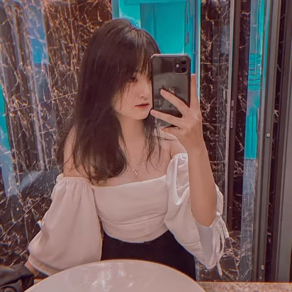 Chia sẻ trên Youtube của mình, Alice cho biết cô đã có kinh nghiệm chơi game từ rât lâu rồi. Thậm chí, nickname Alice cũng xuất phát từ tên một vị Tướng trong Liên Quân mà cô rất yêu thích.