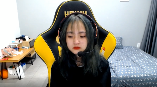 Cuối cùng, nữ streamer cũng cho biết "đây có thể sẽ là video cuối cùng của mình, cảm ơn mọi người đã xem" và gửi lời chào tạm biệt tới tất cả mọi người.