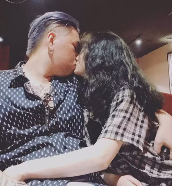 Heavy Alice là một trong những nữ streamer nổi tiếng nhất làng Free Fire Việt Nam ở thời điểm hiện tại. Cô nàng có thể gây ấn tượng mạnh mẽ đến người hâm mộ nhờ vào giọng nói dễ thương cũng như là ngoại hình vô cùng xinh xắn và đáng yêu.