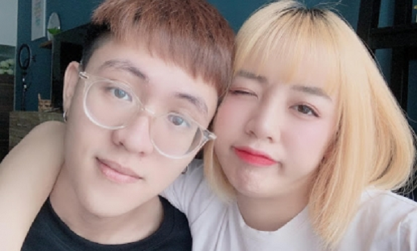 Hà Tiều Phu và Hoàng Thu Hường luôn được coi là một trong những cặp đôi đẹp nhất của Liên Minh Huyền Thoại Việt Nam. Cả hai đều là những trai tài gái sắc của làng game Việt và được mong đợi sớm về chúng một nhà.