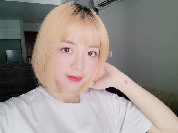 Là một streamer sở hữu ngoại hình cực kì xinh đẹp, dễ thương và không kém phần nóng bỏng, gợi cảm. Cô nàng có rất nhiều người hâm mộ trên facebook cá nhân và thường xuyên xuất hiện trên Youtube của Hà Tiều Phu.