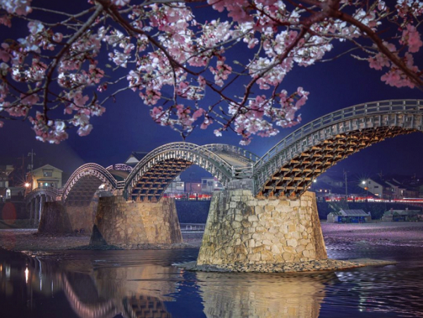 Cầu Kintai là một công trình cầu gỗ có thiết kế thân cầu cong uốn lượn vô cùng độc đáo. Kintai nằm ở dưới chân núi Yokohama, một trong những thắng cảnh ở xứ sở mặt trời mọc.