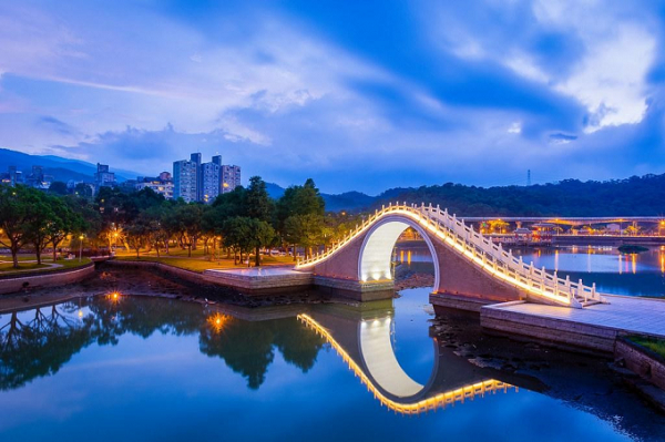 Đặc biệt là vào những đêm trăng sáng, cây cầu soi bóng dưới mặt hồ tạo nên khung cảnh vừa hư vừa thực.