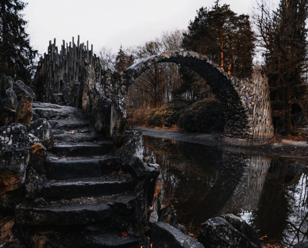 Một trong những cây cầu đẹp nhất thế giới nằm trong danh sách này chính là Rakotzbrücke, một nhịp cầu đã hơn trăm năm tuổi, với thiết kế nửa vòng tròn độc đáo.