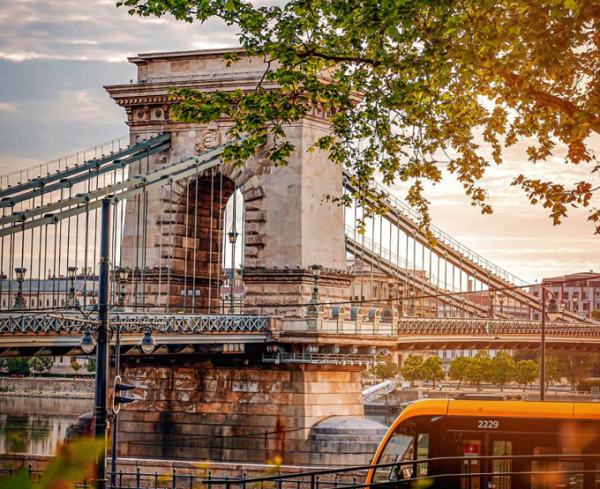 Nếu có dịp đến Budapest, đừng bỏ lỡ việc ghé thăm cầu Chain, một trong những biểu tưởng của thành phố, đây một trong những điểm lý tưởng nhất ở Budapest để đi dạo về đêm. Được biết, cây cầu Chain còn là cây cầu treo dài nhất châu Âu, với chiều dài lên đến 375 m.