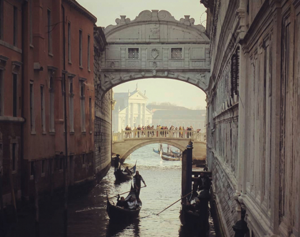 Cầu Sospiri còn có tên khác là cầu Than Thở nằm tại Venice, Italy.