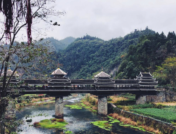 Đây là một trong những cây cầu có cách thiết kế cực kỳ độc đáo. Vào những ngày mưa gió, người dân địa phương có thói quen tụ tập, nghỉ ngơi, trò chuyện, giao tiếp cộng động và tổ chức cả các hoạt động giải trí ngay tại các vọng gác trên cầu.