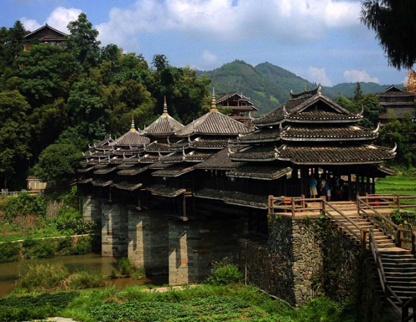 Chengyang là nhịp dẫn giữa 2 ngôi làng nhỏ, là nơi trú nắng trú mưa và đặt các gian bán hàng của người dân bản địa. Điểm đặc biệt của cây cầu này chính là dù được làm từ gỗ nhưng hoàn toàn không sử dụng đinh tán mà được cố định và đứng vững bằng các khớp nối.