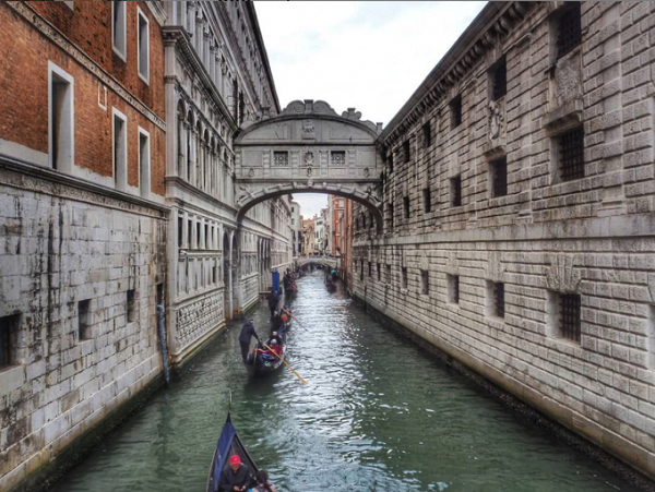 Theo tương truyền từ dân bản địa, cây cầu Than Thở chính là nơi cuối cùng mà các phạm nhân bị kết án có thể nhìn thấy trước khi bị đưa vào ngục tối gần đó, đây chính là lí do tại sao cây cầu lại mang một cái tên buồn đến vậy.