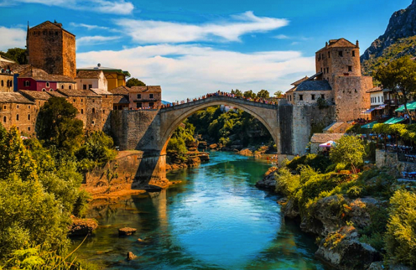 Nhịp dẫn này được xây đắp từ thế kỷ 16, không chỉ nổi bật, thu hút du khách bởi kiến trúc mà cây cầu còn có bề dày lịch sử lâu đời. Nhìn từ xa, khung cảnh xung quanh cầu Stari Most hiện lên đầy thơ mộng tựa như trong những câu chuyện cổ tích.