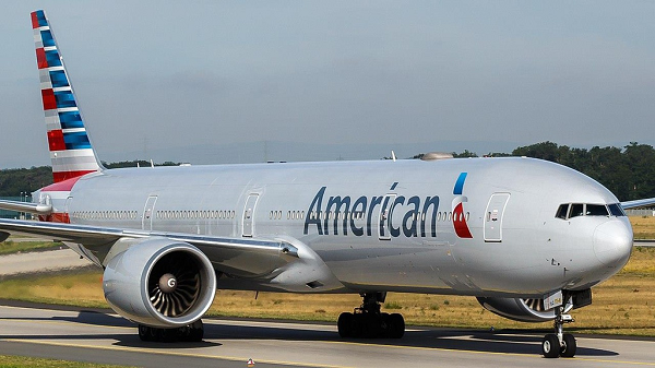 Khoang thương gia của máy bay Boeing 777-300 do hãng hàng không American Airlines sở hữu được lắp đặt ghế nằm cùng đầy đủ chăn ấm, nệm êm, cho phép hành khách có thể duỗi thẳng chân và nghỉ ngơi thoải mái suốt chuyến đi.