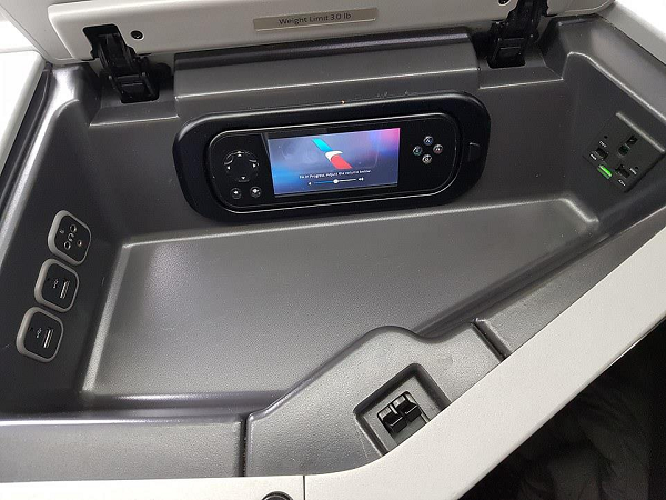 Ngăn lưu trữ đồ dùng của hành khách được thiết kế rộng rãi và thuận tiện.