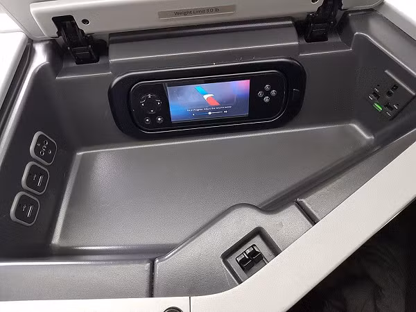 Ngăn lưu trữ đồ dùng của hành khách được thiết kế rộng rãi và thuận tiện.