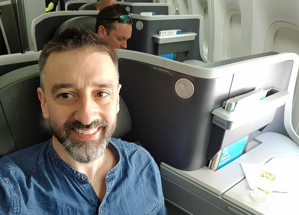 Khoang máy bay được thiết kế khác lạ với những chỗ ngồi kín đáo, tạo không gian riêng tư để hành khách có thể nghỉ ngơi mà không bị làm phiền. Trang Daily Mail cho biết chuyến bay chở hành khách từ sân bay Heathrow (London, Anh) đến Dallas (Mỹ) với giá vé hơn 2.000 USD.