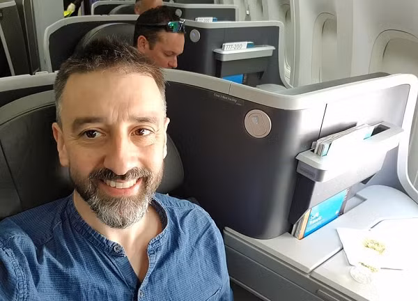 Khoang máy bay được thiết kế khác lạ với những chỗ ngồi kín đáo, tạo không gian riêng tư để hành khách có thể nghỉ ngơi mà không bị làm phiền. Trang Daily Mail cho biết chuyến bay chở hành khách từ sân bay Heathrow (London, Anh) đến Dallas (Mỹ) với giá vé hơn 2.000 USD.