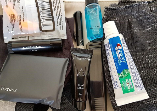 Bạn còn được cung cấp bộ dụng cụ tiện nghi cá nhân, gồm kem dưỡng da tay, nước súc miệng, bàn chải và kem đánh răng, khăn giấy, nút tai, mặt nạ mắt, vở, bút...