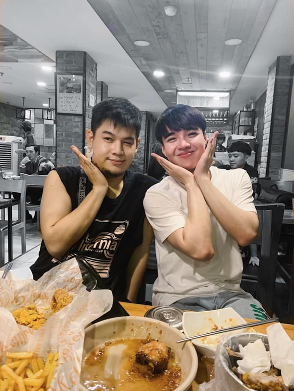 Tuy tủi thân nhưng có lẽ không còn con đường nào khác, càng để lâu có thể khối u sẽ ăn vào máu dẫn đến nguy cơ ung thư máu cao. Thế nên, nam diễn viên đã tạm ngưng các hoạt động sân khấu để tiến hành điều trị, phẫu thuật.