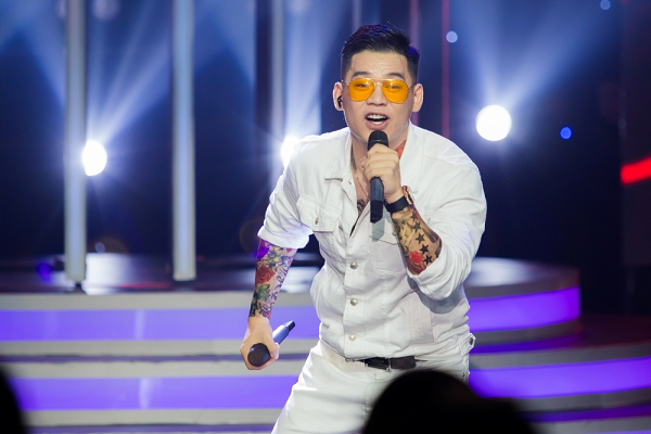 Sau 4 tập đầu tiên phát sóng của chương trình Gương Mặt Thân Quen, Long Chun chính là cái tên được nhắc đến nhiều trên báo chí, truyền thông vì những tiết mục vô cùng thú vị mà anh mang lại.