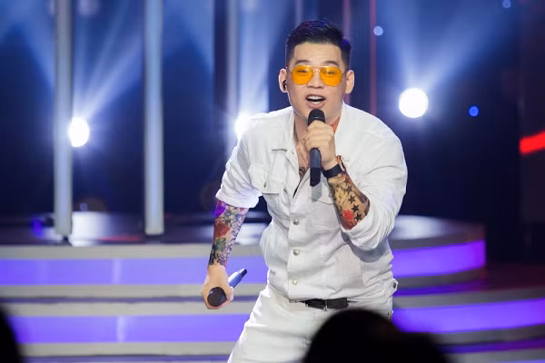 Sau 4 tập đầu tiên phát sóng của chương trình Gương Mặt Thân Quen, Long Chun chính là cái tên được nhắc đến nhiều trên báo chí, truyền thông vì những tiết mục vô cùng thú vị mà anh mang lại.